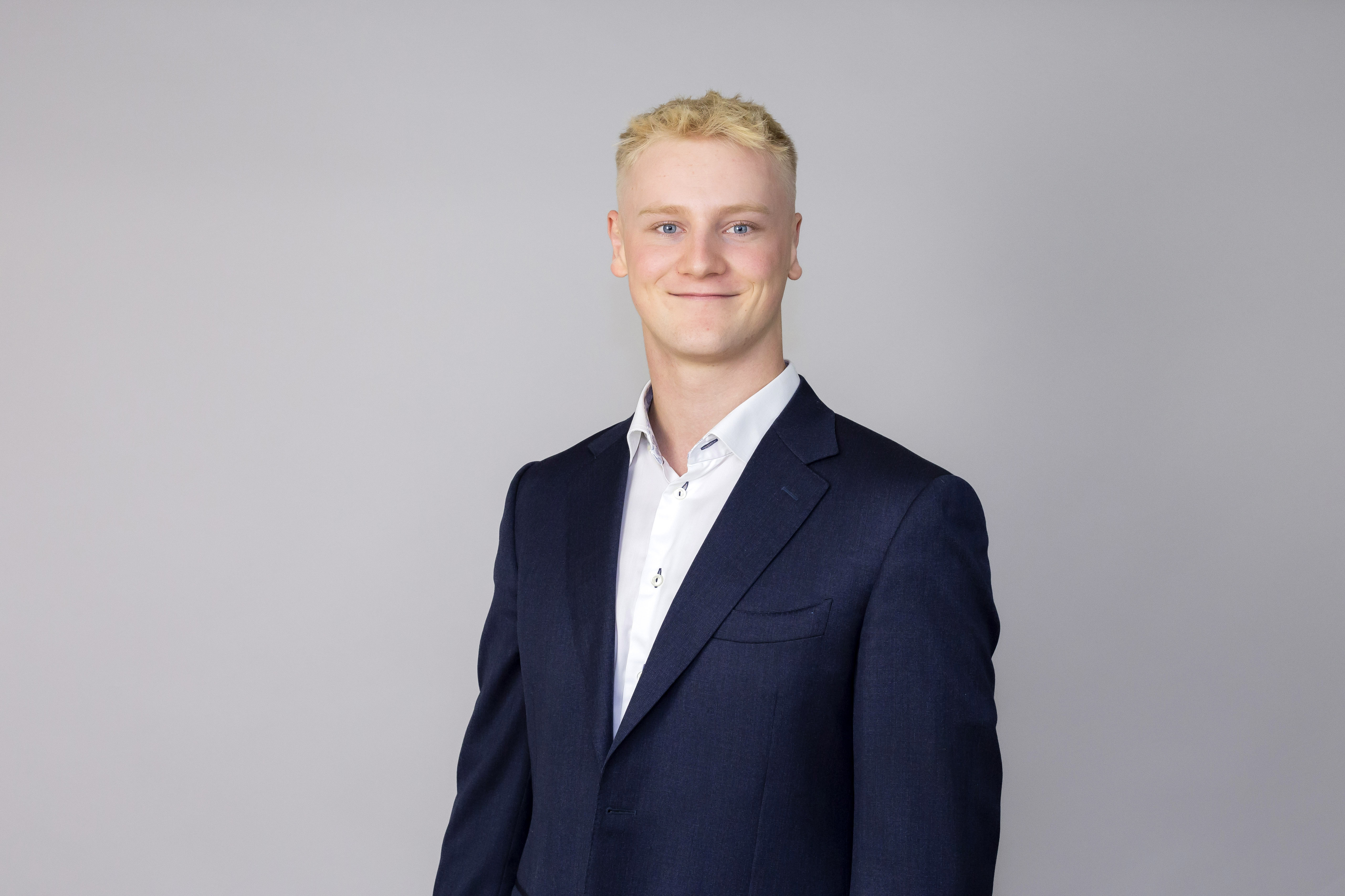 Headshot Sam Clarke